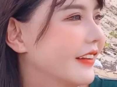 韩安冉参加《变形计》吃烤肉,却因厨艺太差,在荒岛上吃吐了