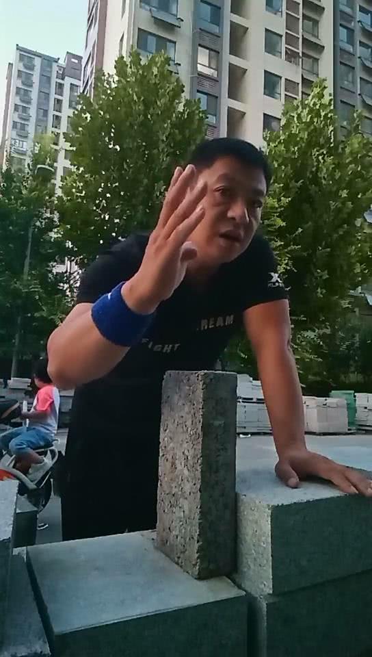 铁砂掌孙雷打太极老人后,又叫板女选手王雪