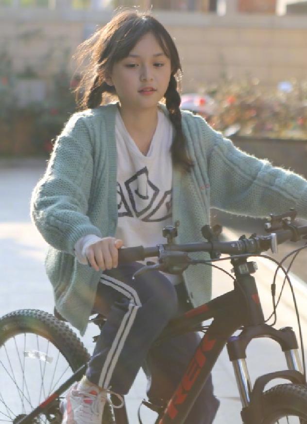 小芈月长大了,今11岁了,穿芭比粉鞋腿超长