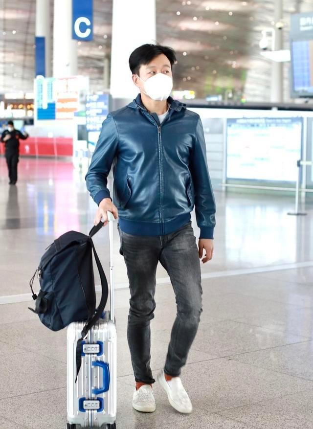 41岁佟大为越来越成熟,蓝色皮衣配牛仔裤,身材气质都不错