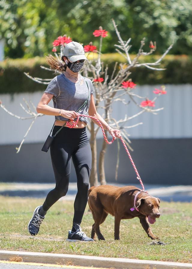 超模亚历桑德拉·安布罗休洛杉矶街头遛狗,她看起来很苗条