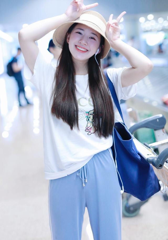 赵露思白色上衣搭配牛仔裤,俏皮率性,黄景瑜穿印花西装时尚潮流