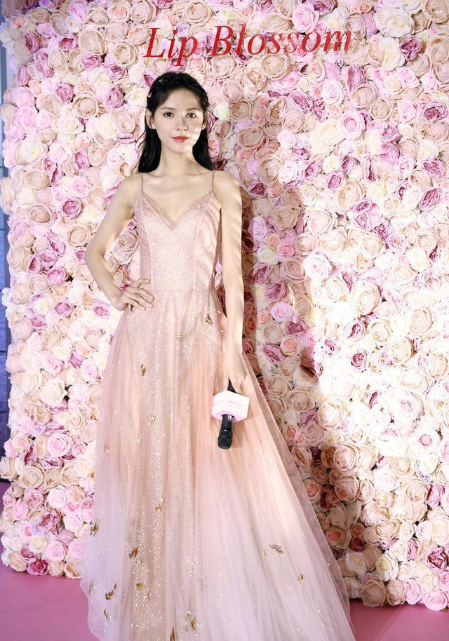 张予曦气质太高级,白色连衣裙配礼帽简约精致,名媛气息太浓了