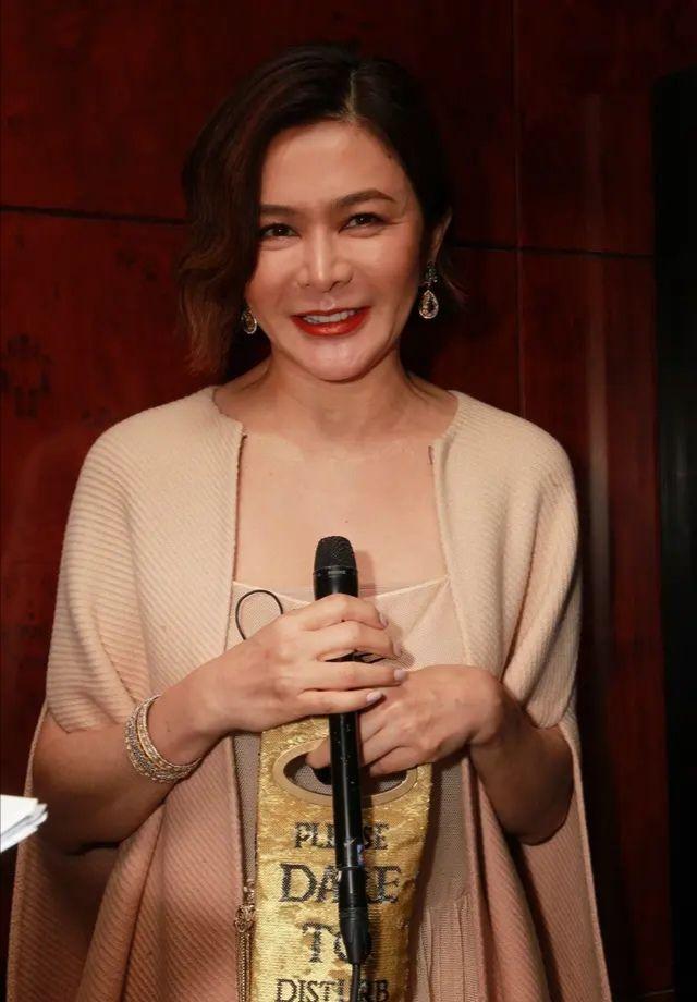 关之琳57岁还挺爱美,脸都瘦出满脸褶子,优雅老去不挺好的?