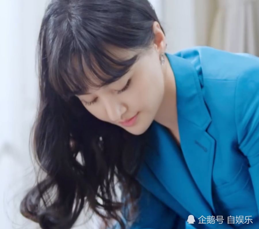 怪不得郑爽不喜欢穿高跟鞋,翘二郎腿的那一刻,脚码太不真实了