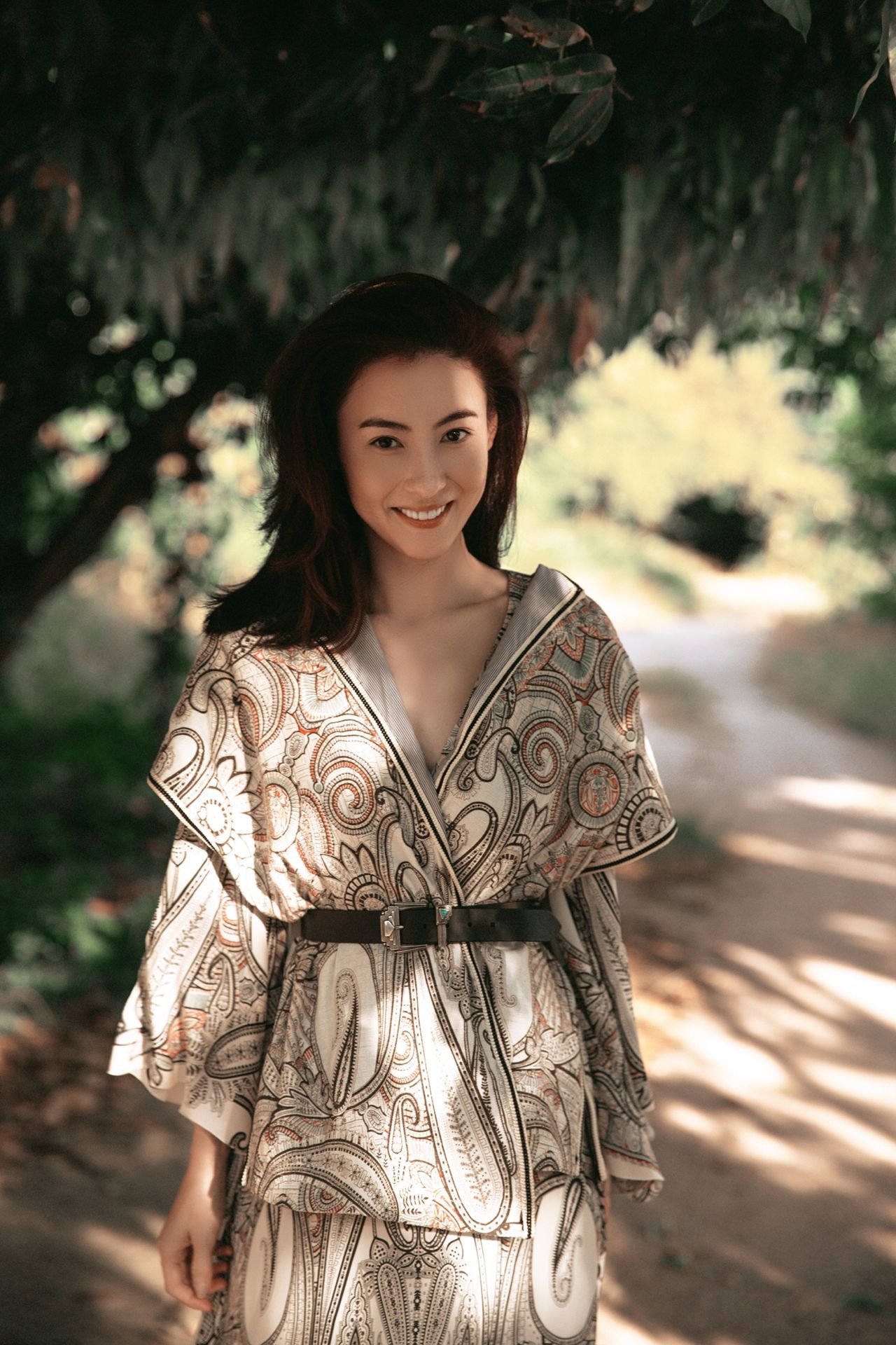 张柏芝是真会穿,身穿印花连衣裙,说减龄十岁都可以