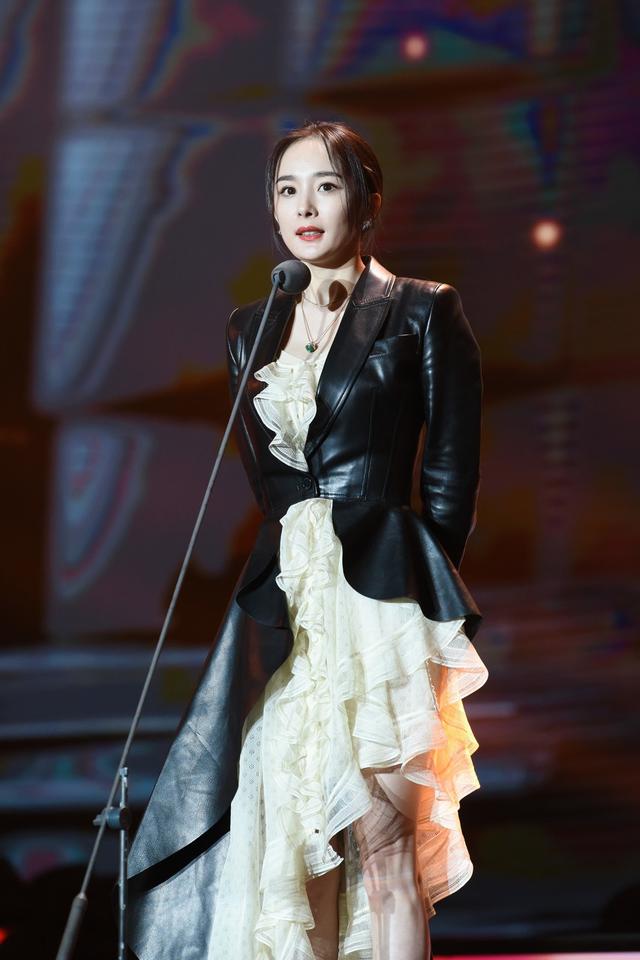 杨幂身穿皮衣配裙子衣服剪一半性感撩人还不用打码