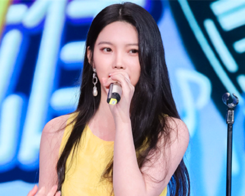 李熙凝再唱"淡黄的长裙",居然一点进步都没有,但大长腿很养眼