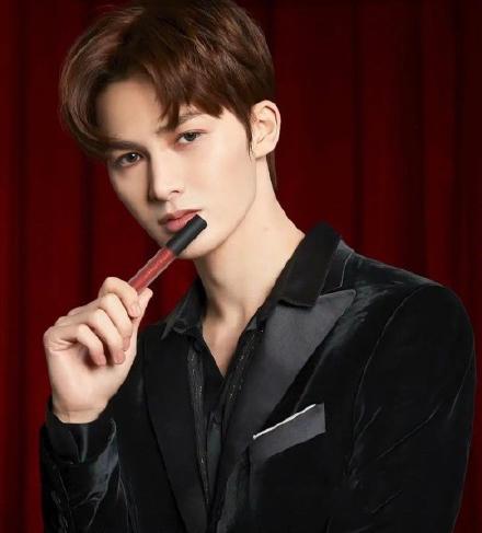 视觉福利啊!当男明星代言口红 看完他们的营业照 你更想买谁的.