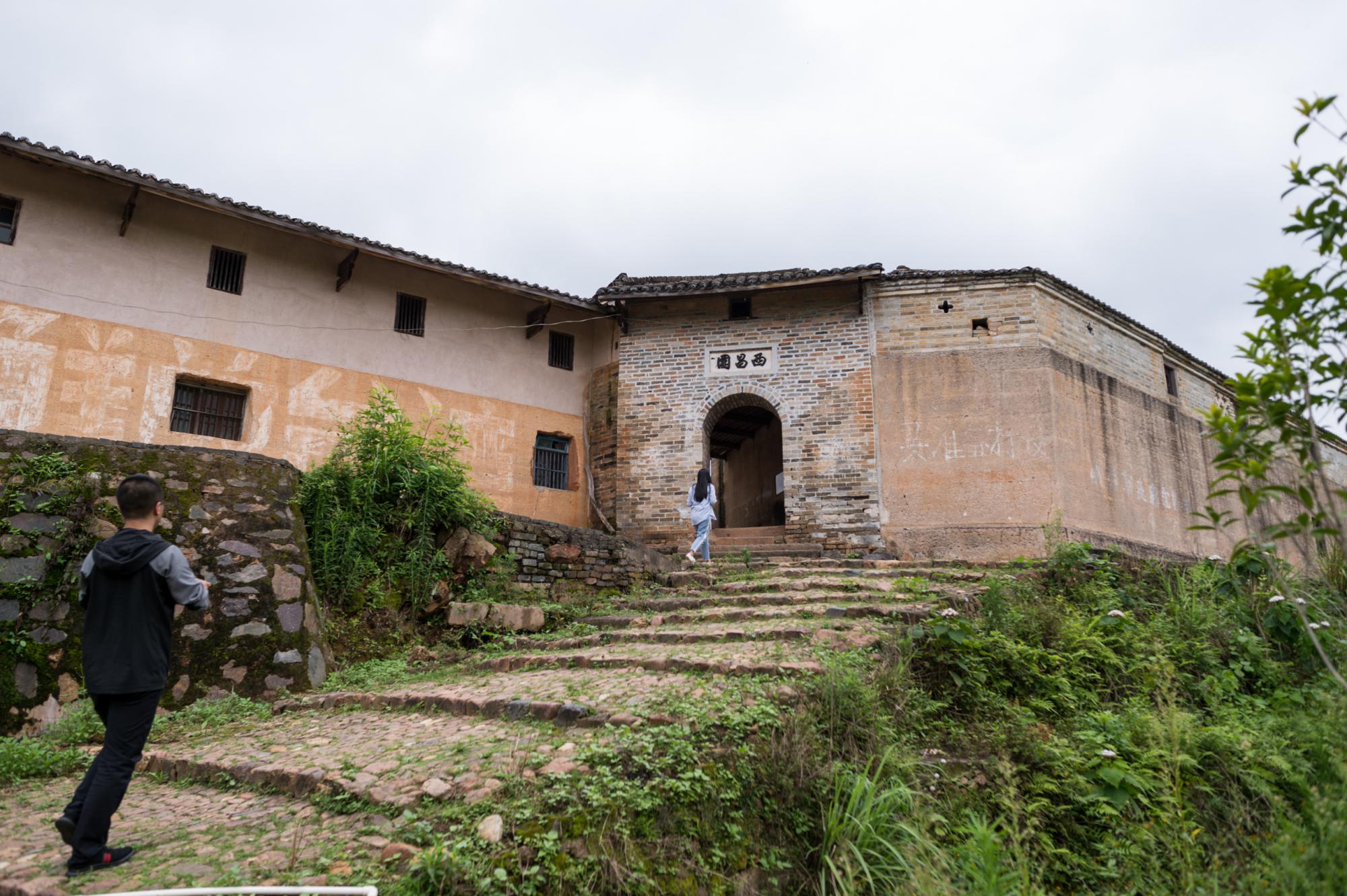 江西有着我国现存最大的客家方形围屋,历时29年耗资百万建成