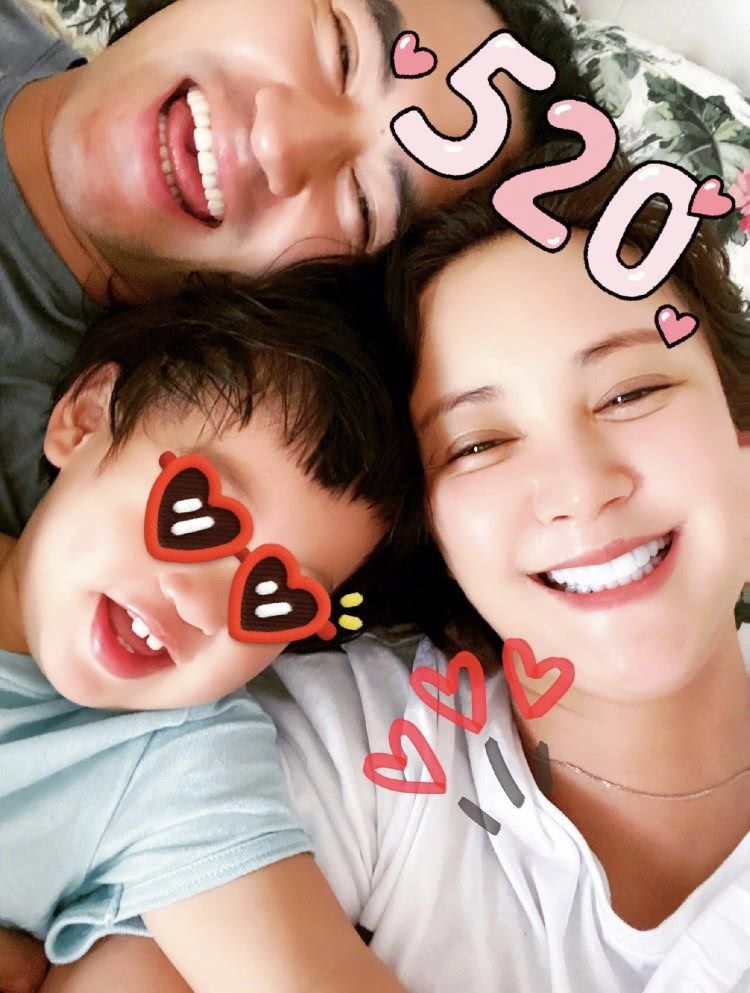 张歆艺520晒一家三口自拍 网友:太幸福了