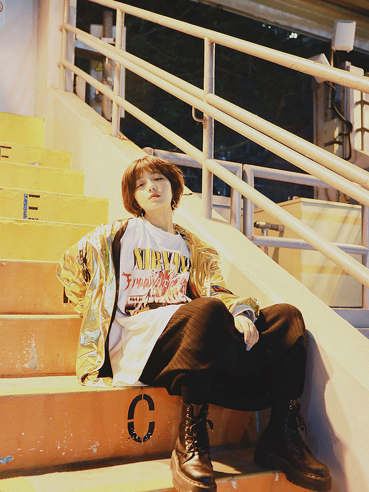 大街上也能拍时尚人像照,女生单人照美姿参考,动作简单也自然