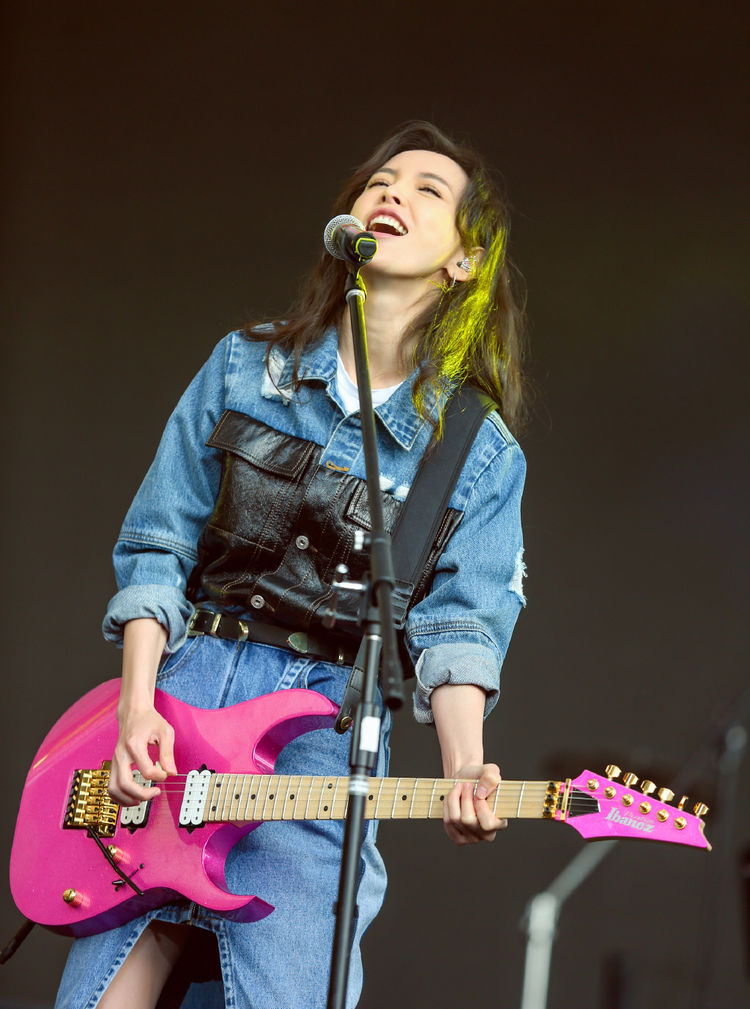 于文文二线跌回十八线?身穿牛仔连衣裙弹吉他超赞,舞台又燃又炸