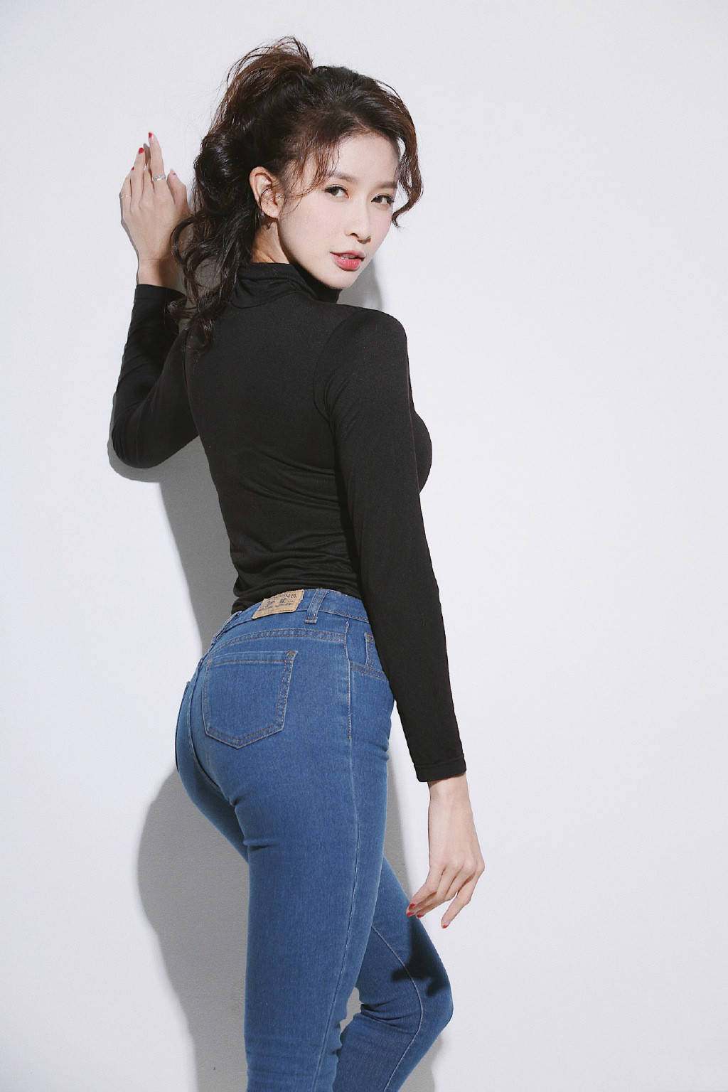 蔡卓宜在《青你2》走红,机场穿紧身裙身材绝美,前夫哥不后悔吗