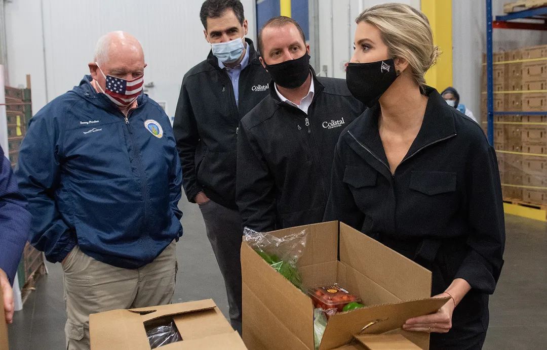 这次疫情,人家戴上美国自产的口罩,上边别个美国国旗的别针,又出来摆