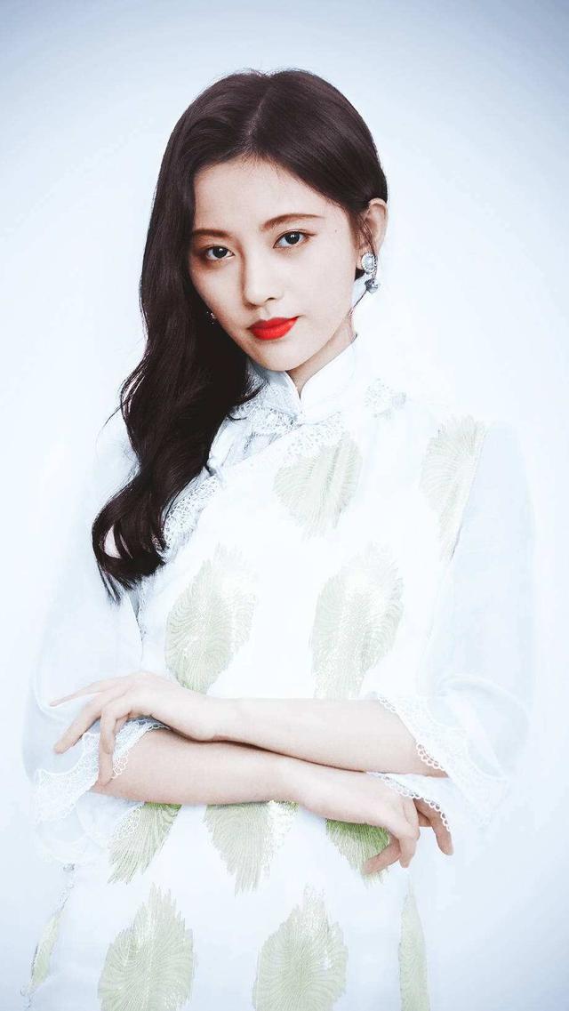 鞠婧祎穿旗袍,紫色惊艳,黄色温婉.