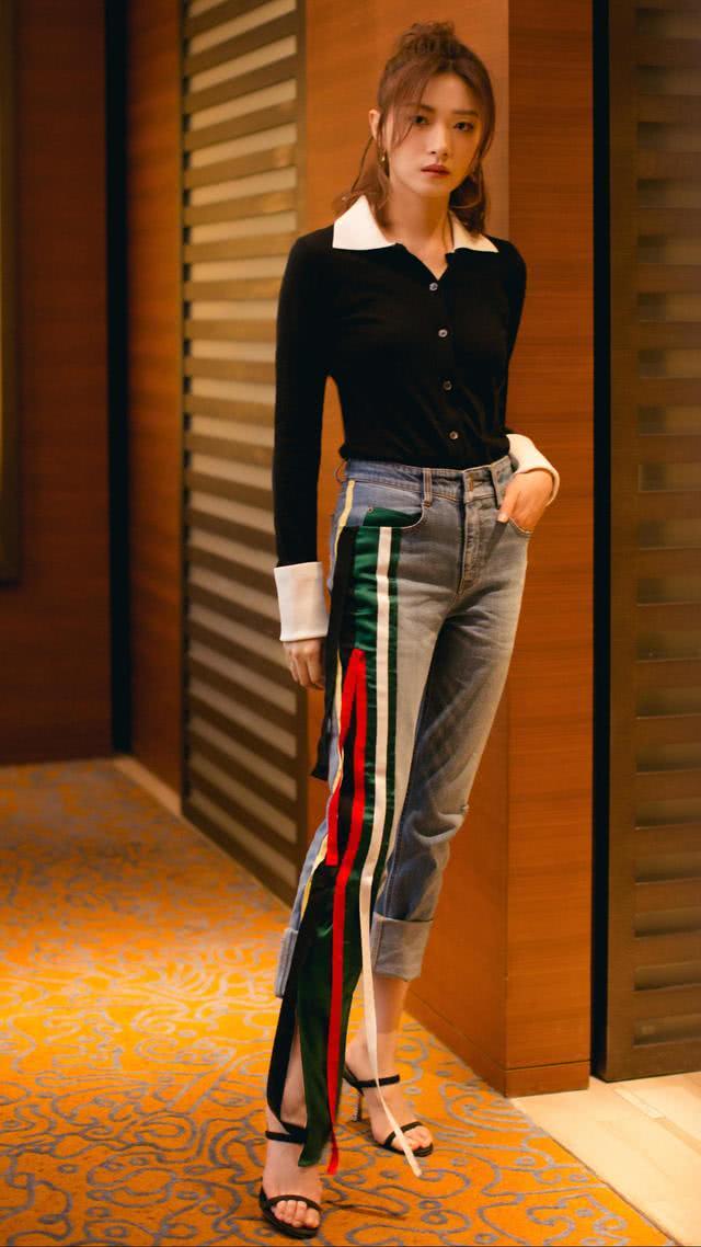 万茜才是时髦"教科书",穿黑衬衫配牛仔裤亮相,半扎丸子头好美