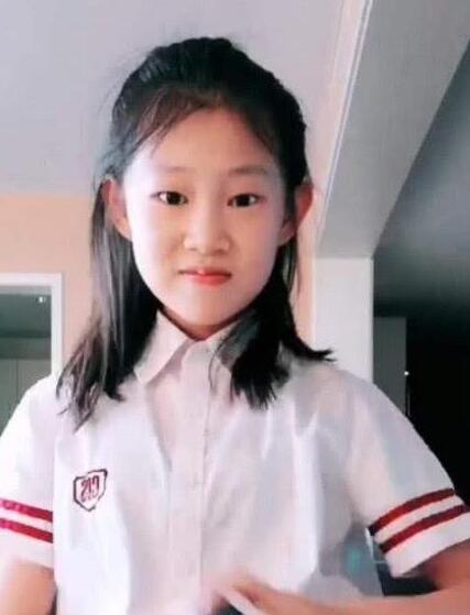 现在的小孩子发育特别快,尤其是这种星二代,   除了身高突增,沈佳 