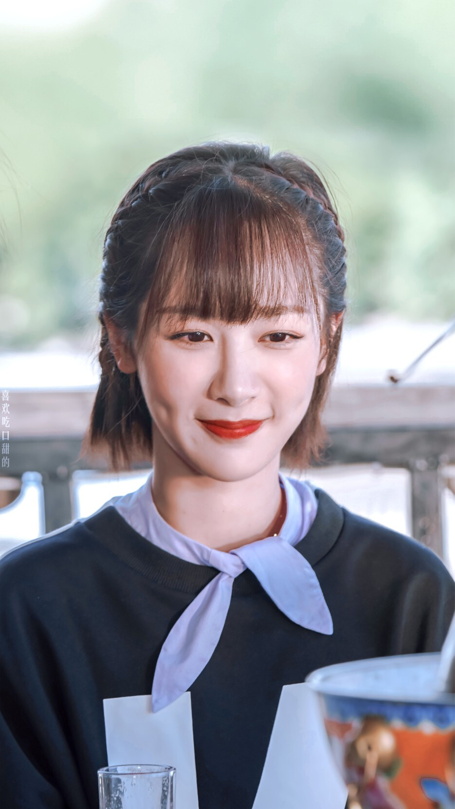 人气仿妆博主小猪姐姐还专门出了一期"杨紫佟年仿妆",得到了本尊和热