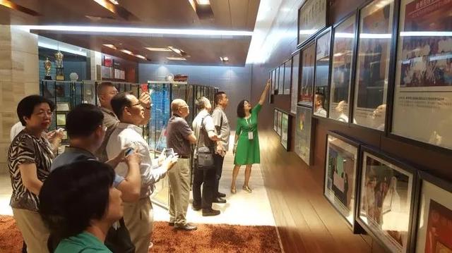 许慧卿(右1)向来宾介绍敏华历史创业第一年,黄敏利就赚到300万美元,但