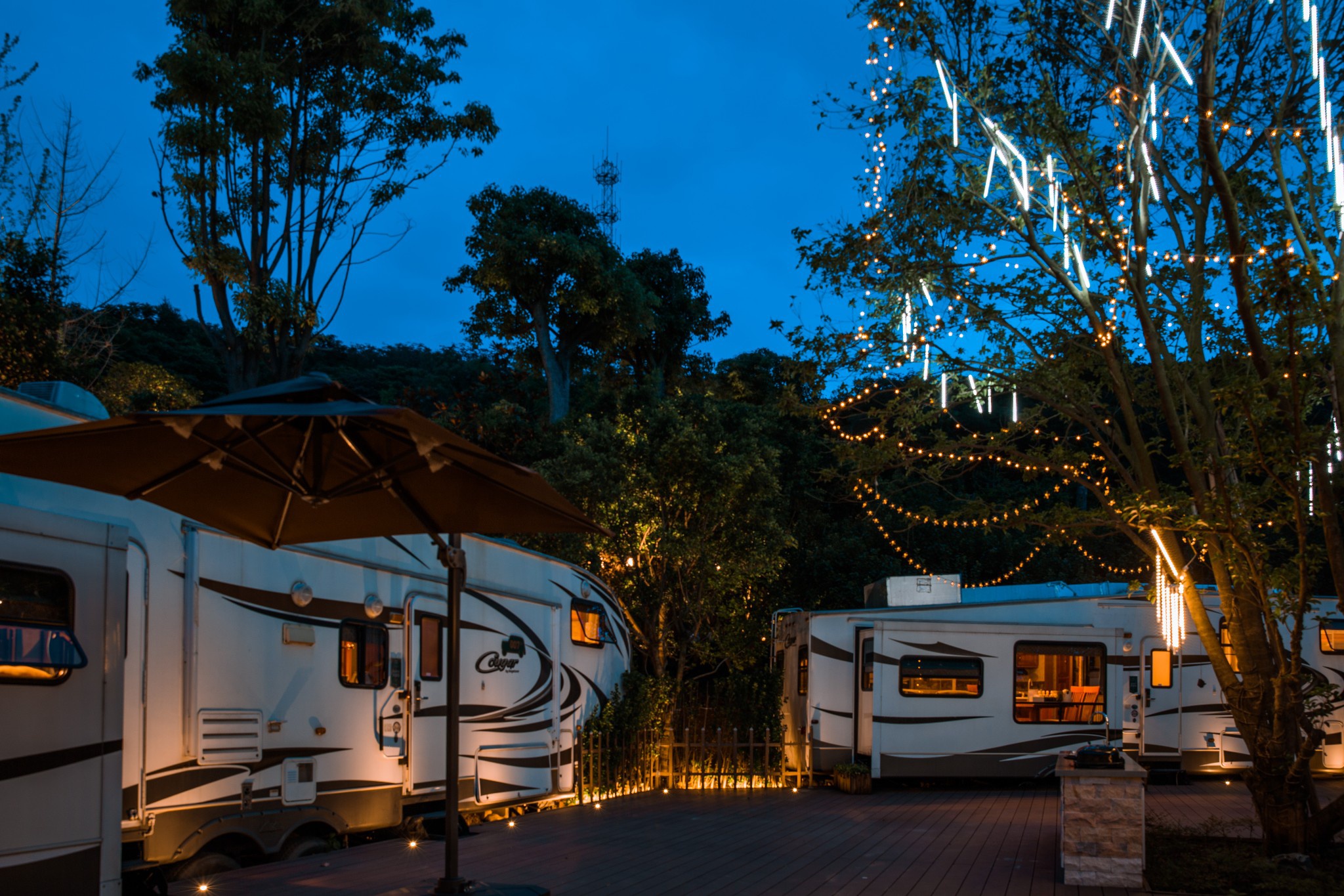 距离成都35公里的房车营地俯瞰平原山顶游泳夜晚如童话世界