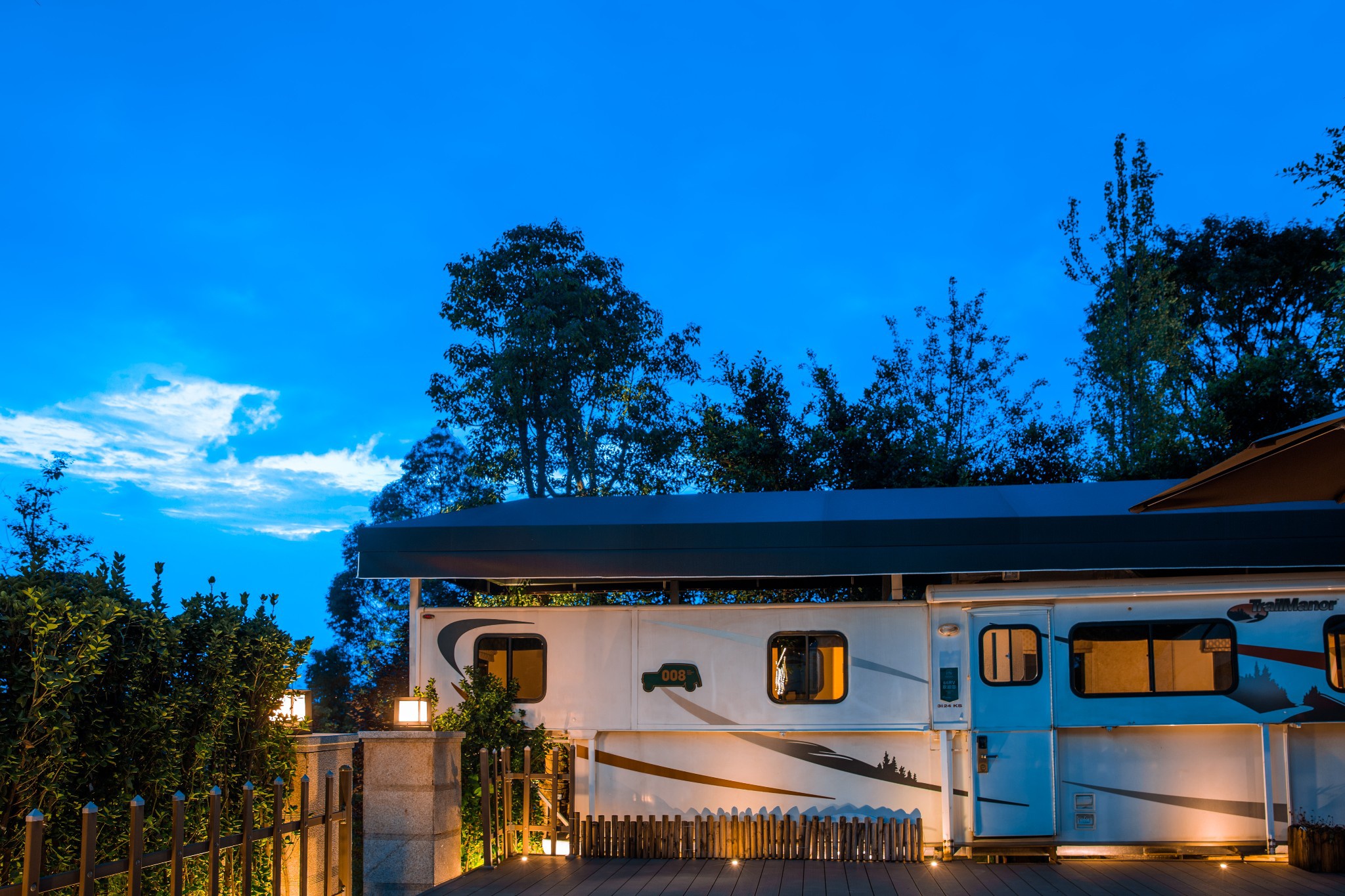 距离成都35公里的房车营地俯瞰平原山顶游泳夜晚如童话世界