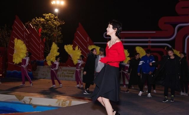 红+黑,开春穿如何?且看郭采洁穿搭解析!