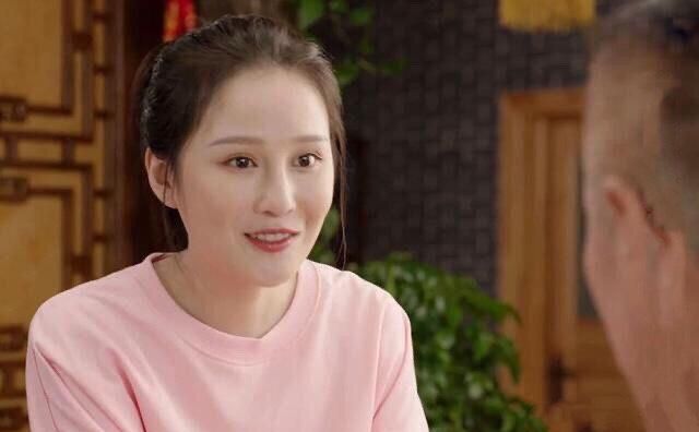 赵本山女儿"球球"晒健身照,紧身裤露脐卫衣,马甲线