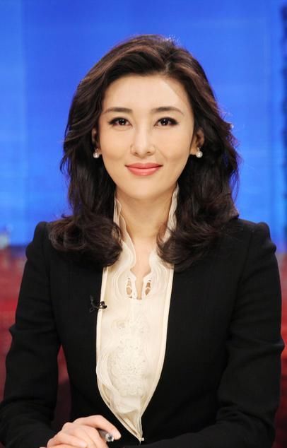 她曾是央视美女主持,因身材丰满被警告多次,如今低调嫁入豪门!