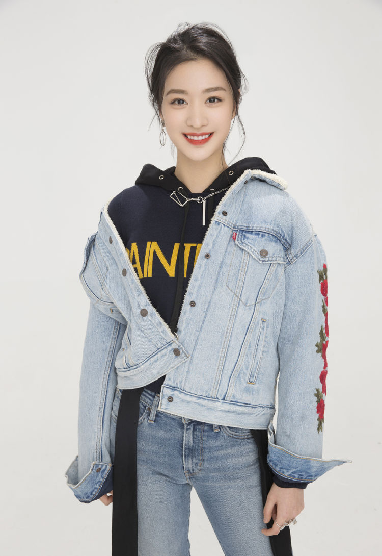 她演《清平乐》张贵妃走红,今穿露脐上衣牛仔裙,长发披肩好清纯