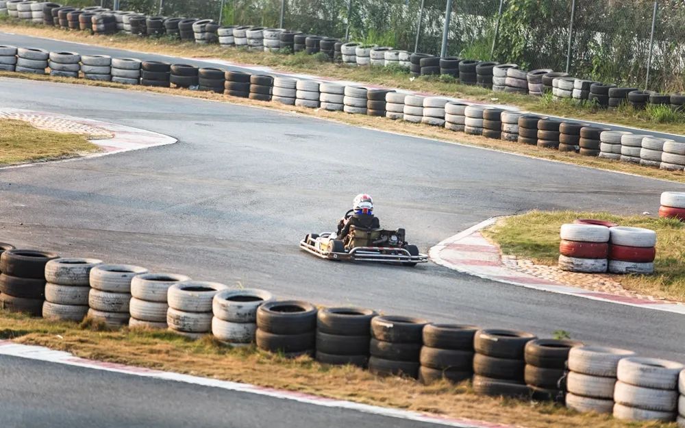 正常的处理方式中,有一部分轮胎经过粉碎处理之后,获得的胶粉用来铺设