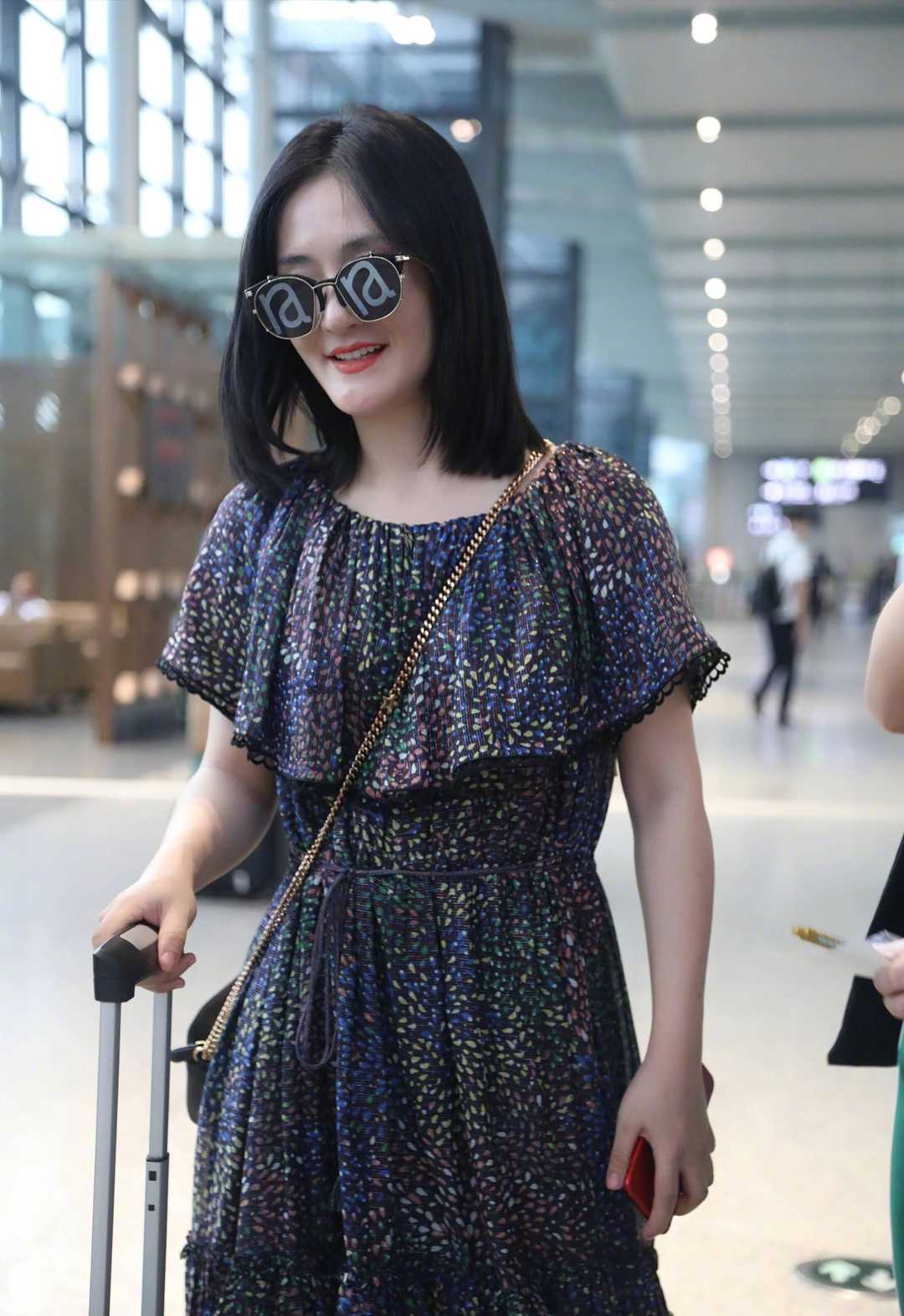 著名主持人谢娜满脸胶原蛋白,穿碎花连衣裙走机场,秒变时尚辣妈