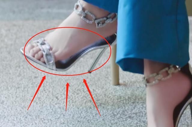 为啥郑爽很少穿高跟鞋,见镜头拉近脚的那一刻,全明白了