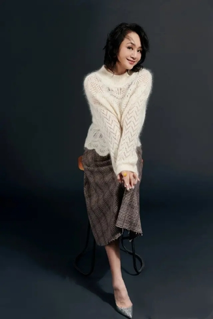 曹颖也中年发福了?黑连衣裙配露趾长靴像大妈,大饼脸快认不出