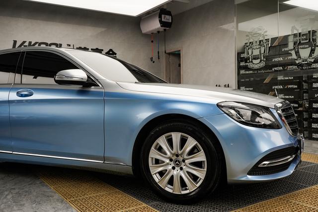 奔驰s级贴膜"双拼色",蓝银色外表下的豪车个性,太酷了!