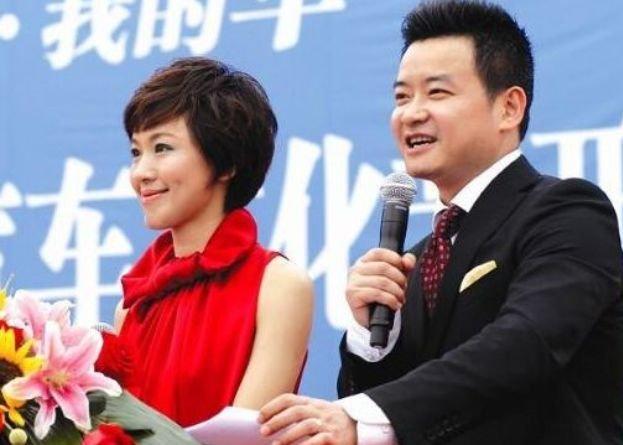 41岁主持人李佳明生活照,与妻子18岁相恋,女儿已13岁