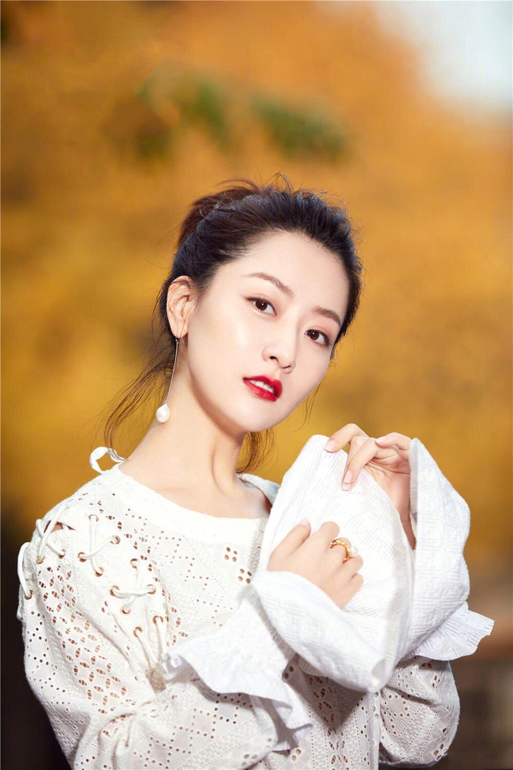 "宅男女神"白冰气质佳!穿绿色丝绒长裙扎马尾,回眸一笑很撩人