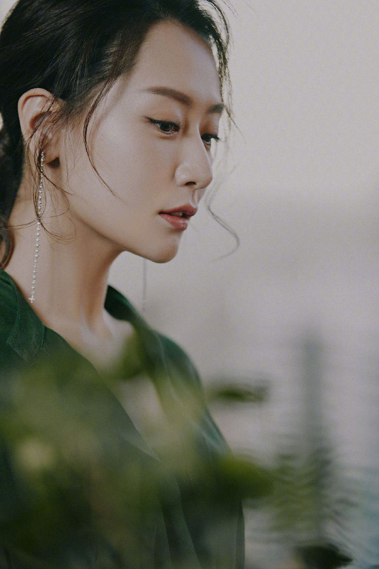 "宅男女神"白冰气质佳!穿绿色丝绒长裙扎马尾,回眸一笑很撩人