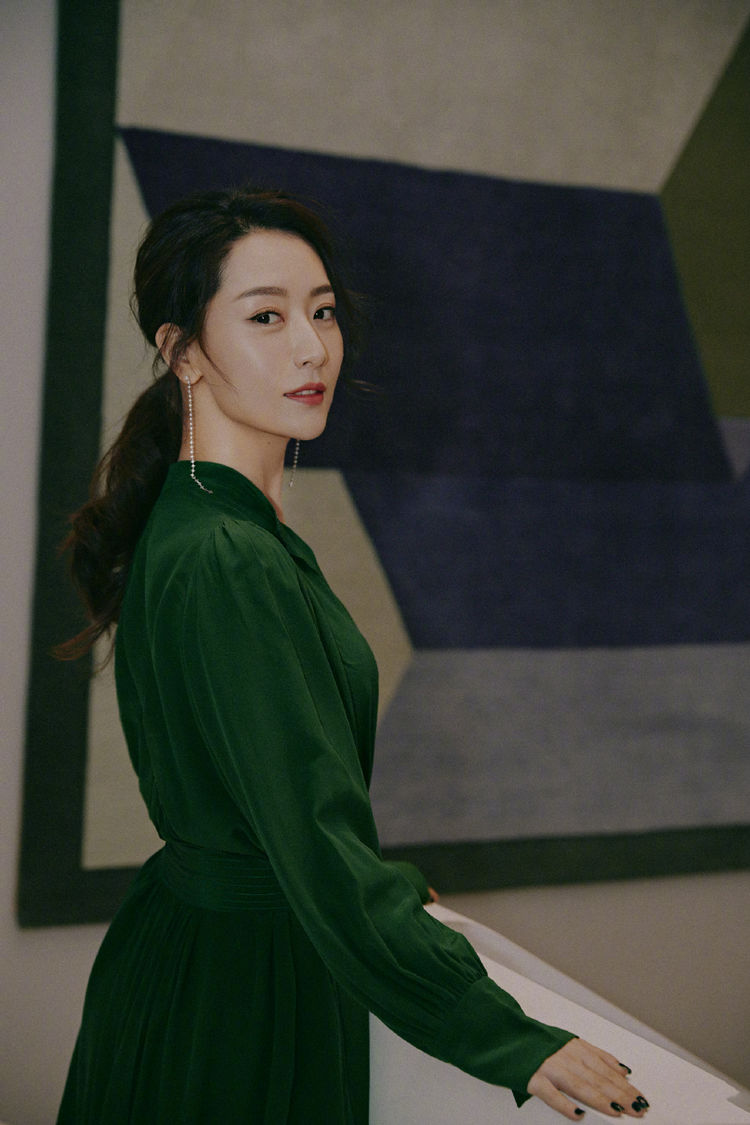 "宅男女神"白冰气质佳!穿绿色丝绒长裙扎马尾,回眸一笑很撩人