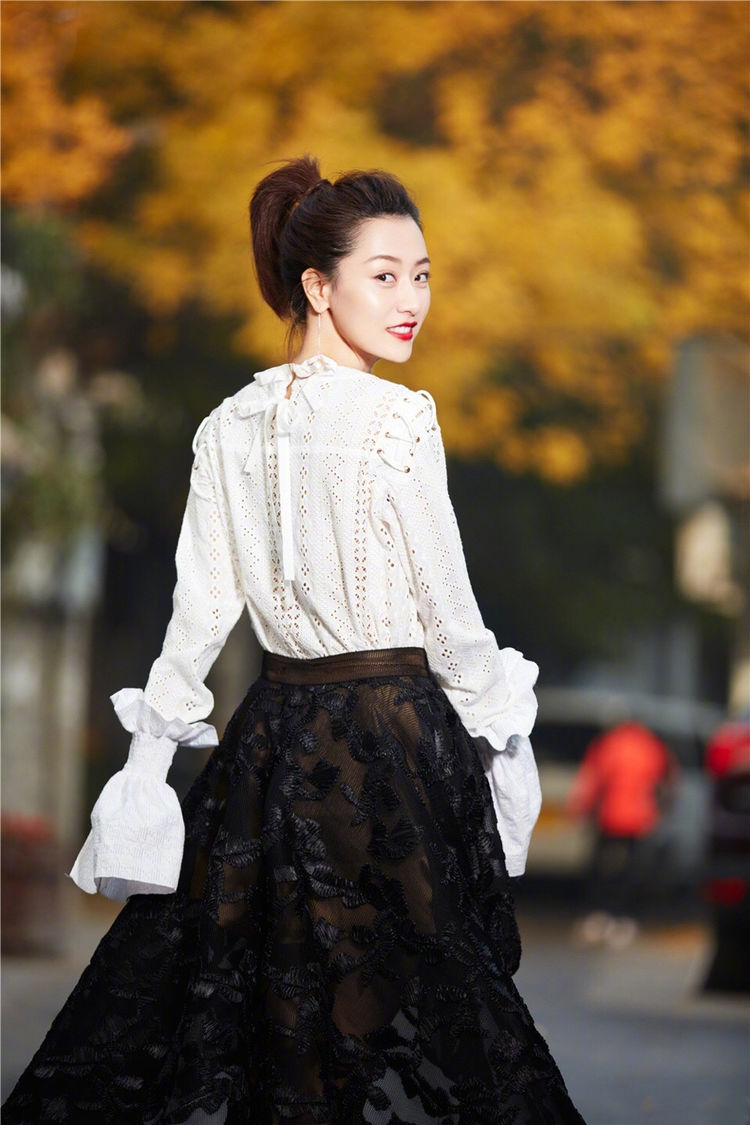 "宅男女神"白冰气质佳!穿绿色丝绒长裙扎马尾,回眸一笑很撩人