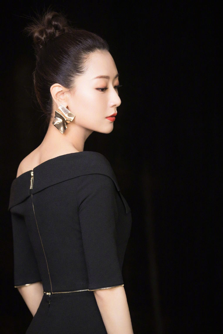 "宅男女神"白冰气质佳!穿绿色丝绒长裙扎马尾,回眸一笑很撩人