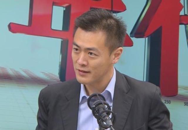 他是香港巨富的长子,身价600亿,名车无数,妻子却长得奇丑无比