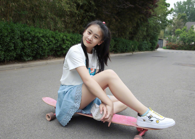 有种"女大18变"叫田亮女儿,12岁1米7大长腿,长大还得了