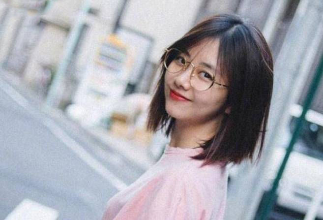 谭松韵拥有可爱的娃娃脸,佩戴上金丝边框的方框眼镜,一头齐肩短发
