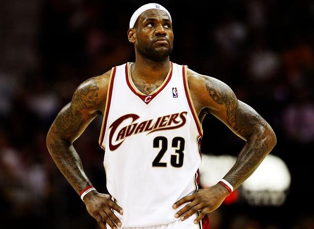 09年东部决赛,詹姆斯场均38.5分输魔术,特科格鲁和霍华德呢?