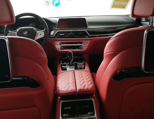 5万买宝马740,个性钥匙和普通版不同,车主特地选云锦红内饰