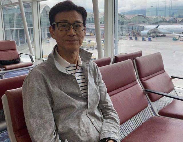 郑少秋73岁老得很真实,戴上墨镜很酷