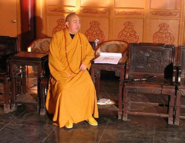 少林寺知名和尚释永信,喜爱电子产品,办公室内摆满红木家具