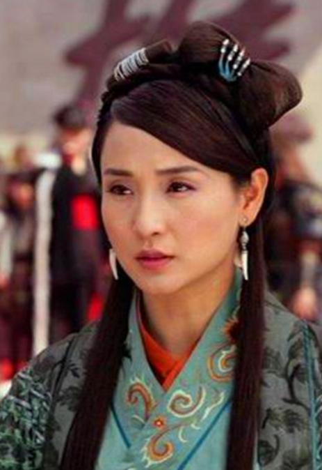 51岁邀月宫主罕露面浓妆难掩老态网友直言她缺钱