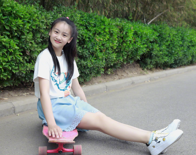 有种"女大18变"叫田亮女儿,12岁1米7大长腿,长大还得了